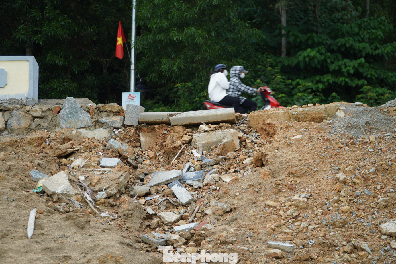 Dự án chưa được nghiệm thu đưa vào sử dụng nhưng một số hạng mục đã có dấu hiệu bị xói lở đất đá,... Dự án chưa được nghiệm thu đưa vào sử dụng nhưng một số hạng mục đã có dấu hiệu bị xói lở đất đá,...