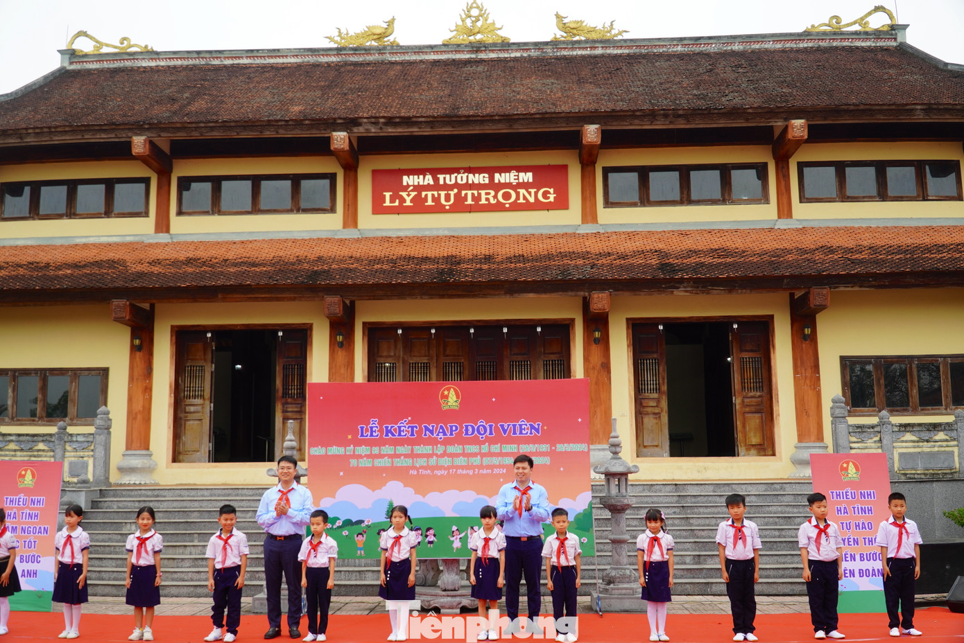 Buổi lễ kết nạp 70 thiếu niên tiêu biểu thuộc Liên đội Trường Tiểu học Lý Tự Trọng vào tổ chức Đội Thiếu niên Tiền phong Hồ Chí Minh.