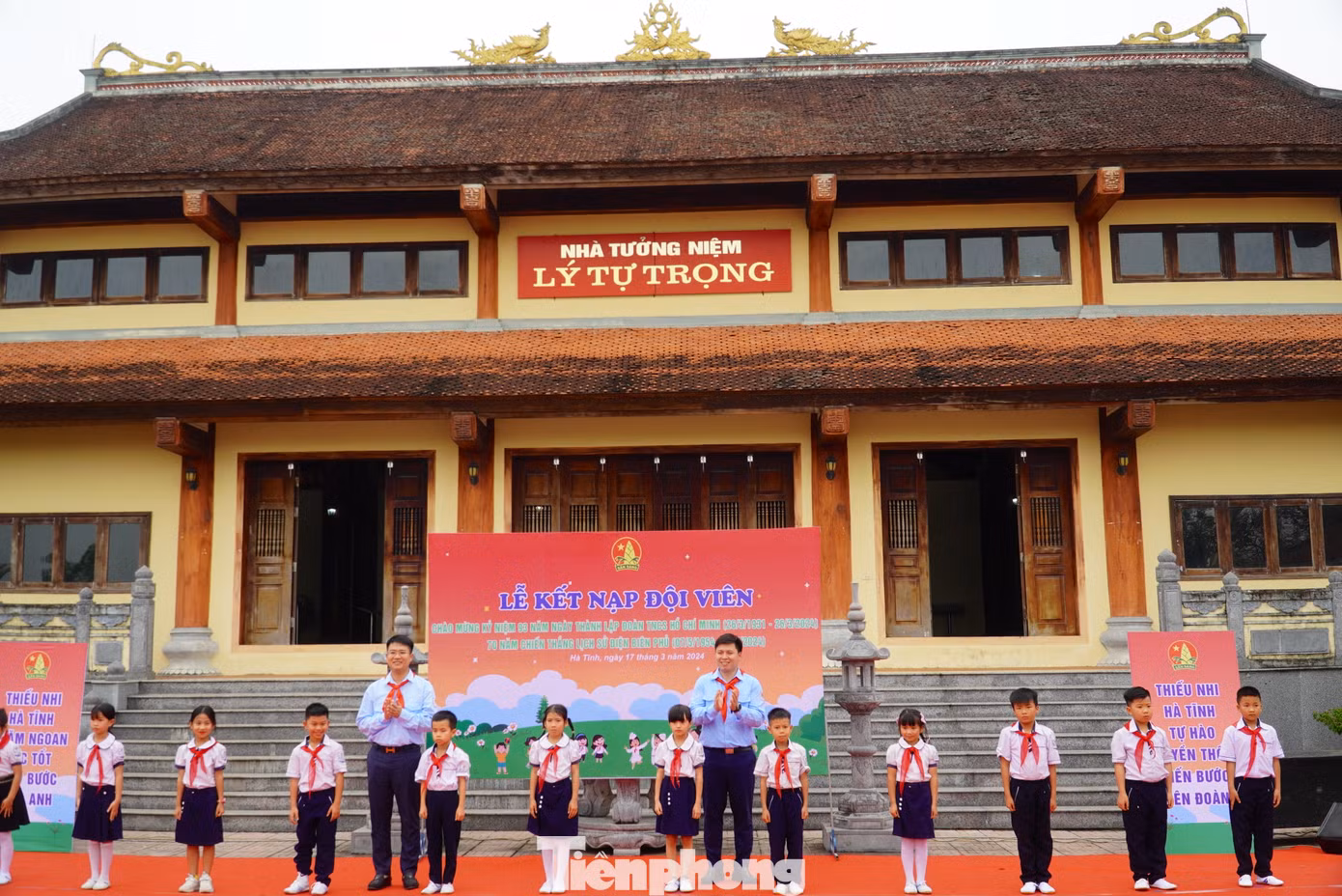 Buổi lễ kết nạp 70 thiếu niên tiêu biểu thuộc Liên đội Trường Tiểu học Lý Tự Trọng vào tổ chức Đội Thiếu niên Tiền phong Hồ Chí Minh.