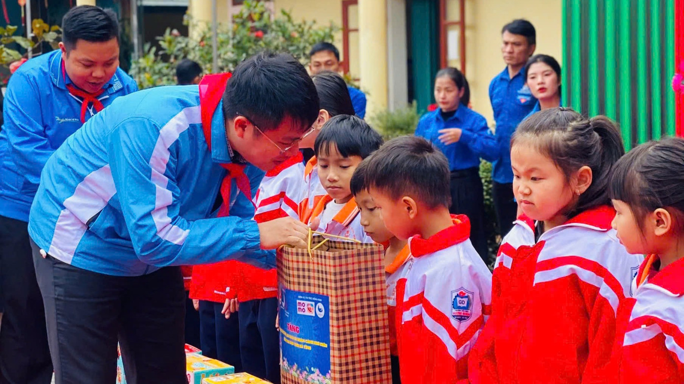 Hoạt động này nhằm chia sẻ, hỗ trợ các gia đình chính sách, thanh thiếu nhi ở vùng sâu vùng xa, khu vực biên giới gặp hoàn cảnh khó khăn và phát huy tinh thần tình nguyện, tương thân tương ái “Lá lành đùm lá rách”, khơi dậy trong thanh niên tinh thần yêu nước, lòng tự hào dân tộc của các bạn đoàn viên thanh niên.