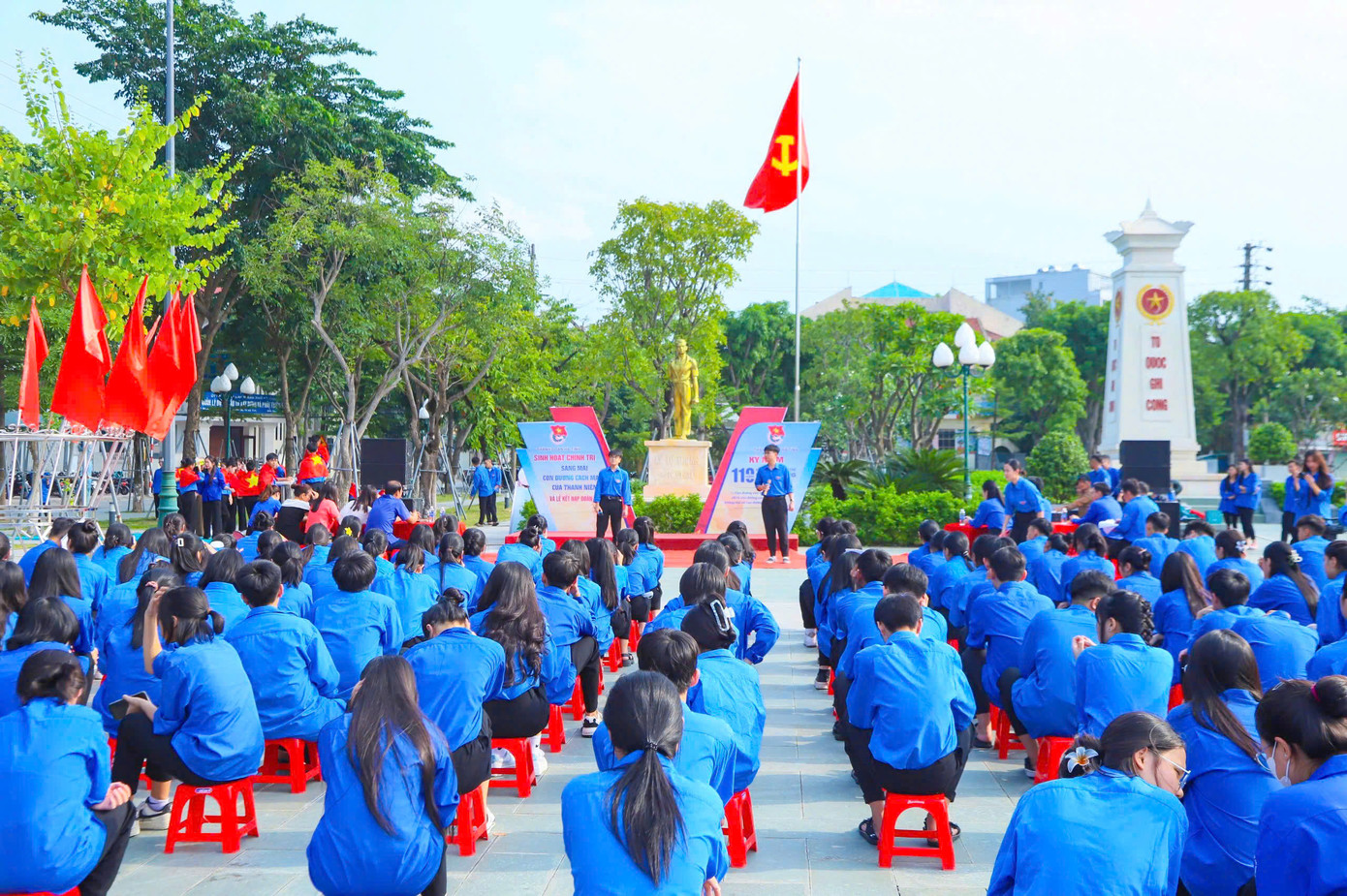 Tại chương trình các đoàn viên, thanh niên cùng nhau ôn lại về thân thế, sự nghiệp, công lao của anh Lý Tự Trọng. Tại chương trình các đoàn viên, thanh niên cùng nhau ôn lại về thân thế, sự nghiệp, công lao của anh Lý Tự Trọng.
