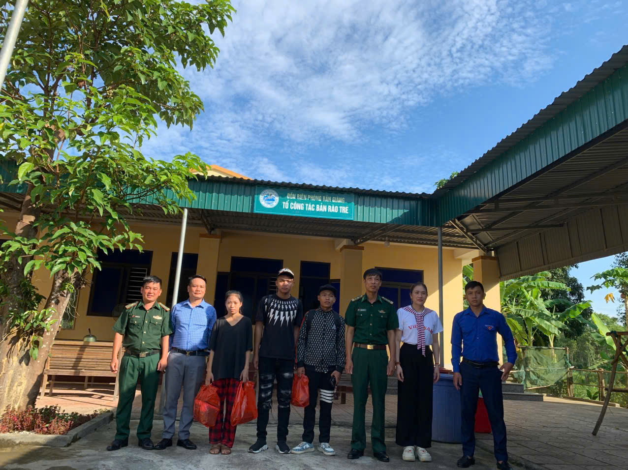 3 học sinh người Chứt được đưa đón đến điểm thi. 3 học sinh người Chứt được đưa đón đến điểm thi.