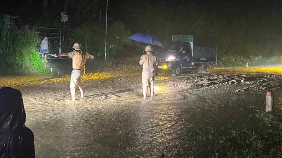 Lực lượng CSGT trong đêm dầm mình dưới mưa hỗ trợ giao thông qua tuyến để đảm bảo an toàn.