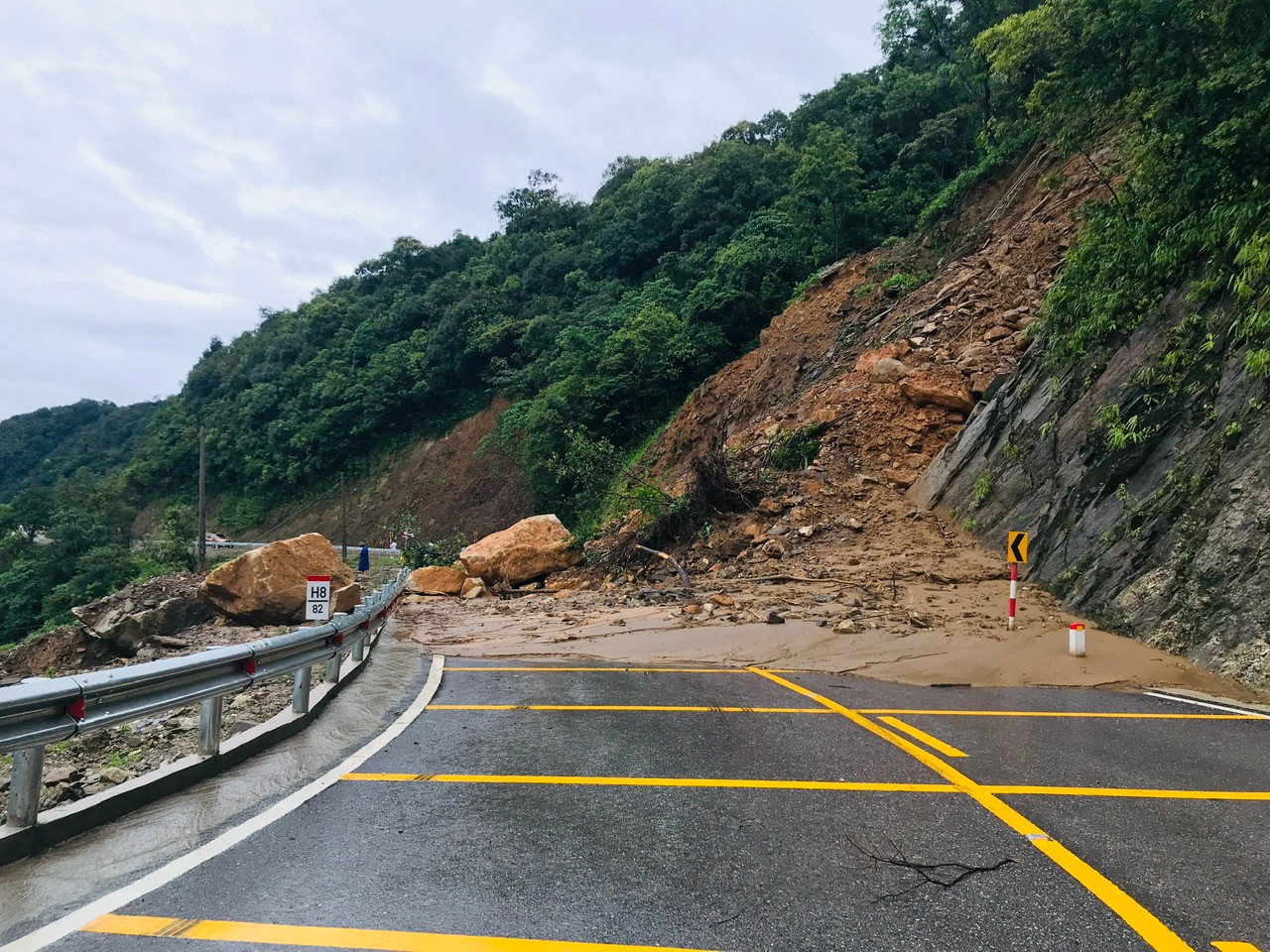 Khu vực sạt lở khiến tuyến đường độc đạo lên Cửa khẩu Cầu Treo bị chia cắt. Khu vực sạt lở khiến tuyến đường độc đạo lên Cửa khẩu Cầu Treo bị chia cắt.