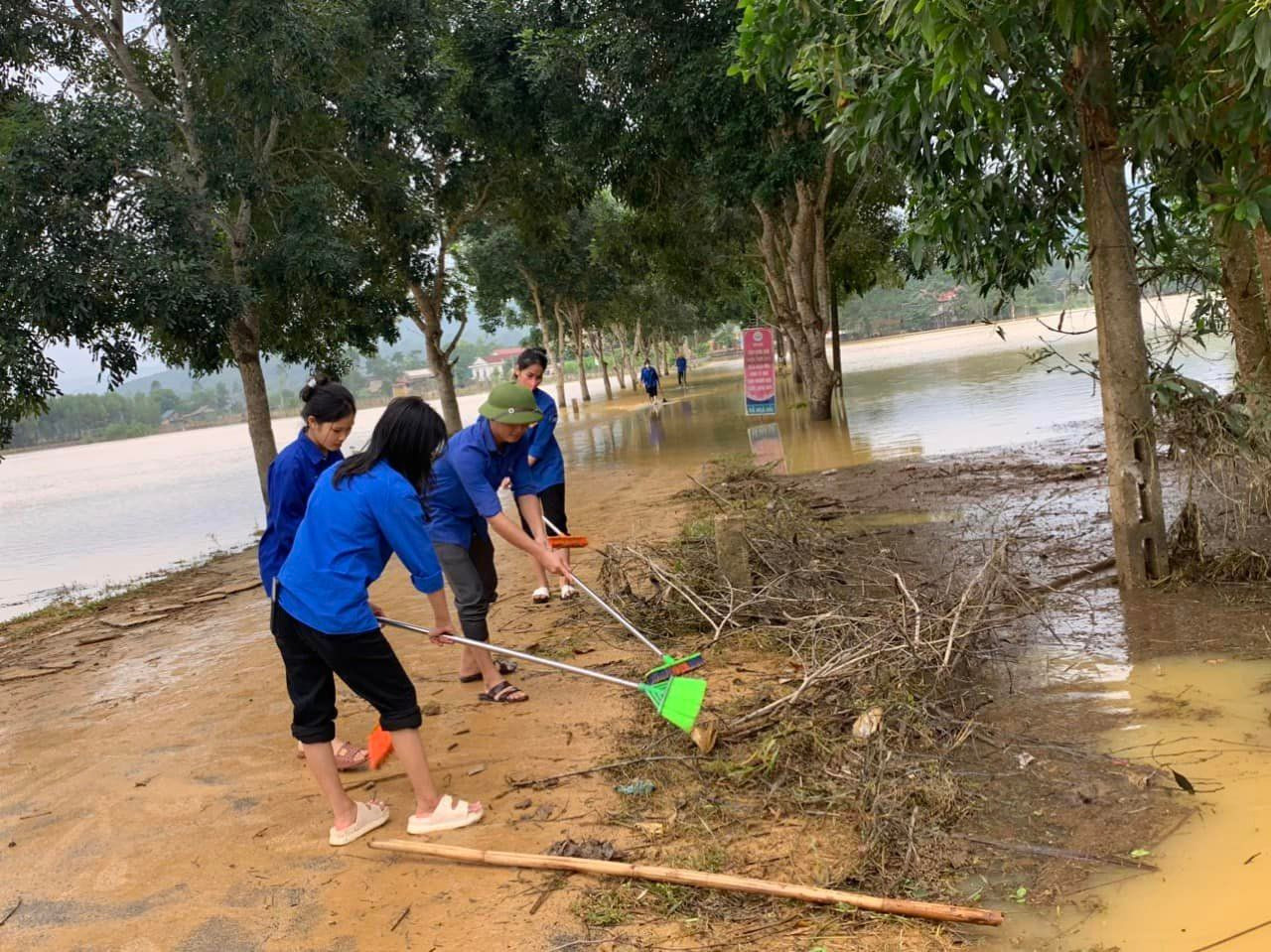 Với tinh thần nước rút đến đâu, khắc phục đến đó, các thanh niên đã cùng hỗ trợ giúp người dân ổn định sau lũ.