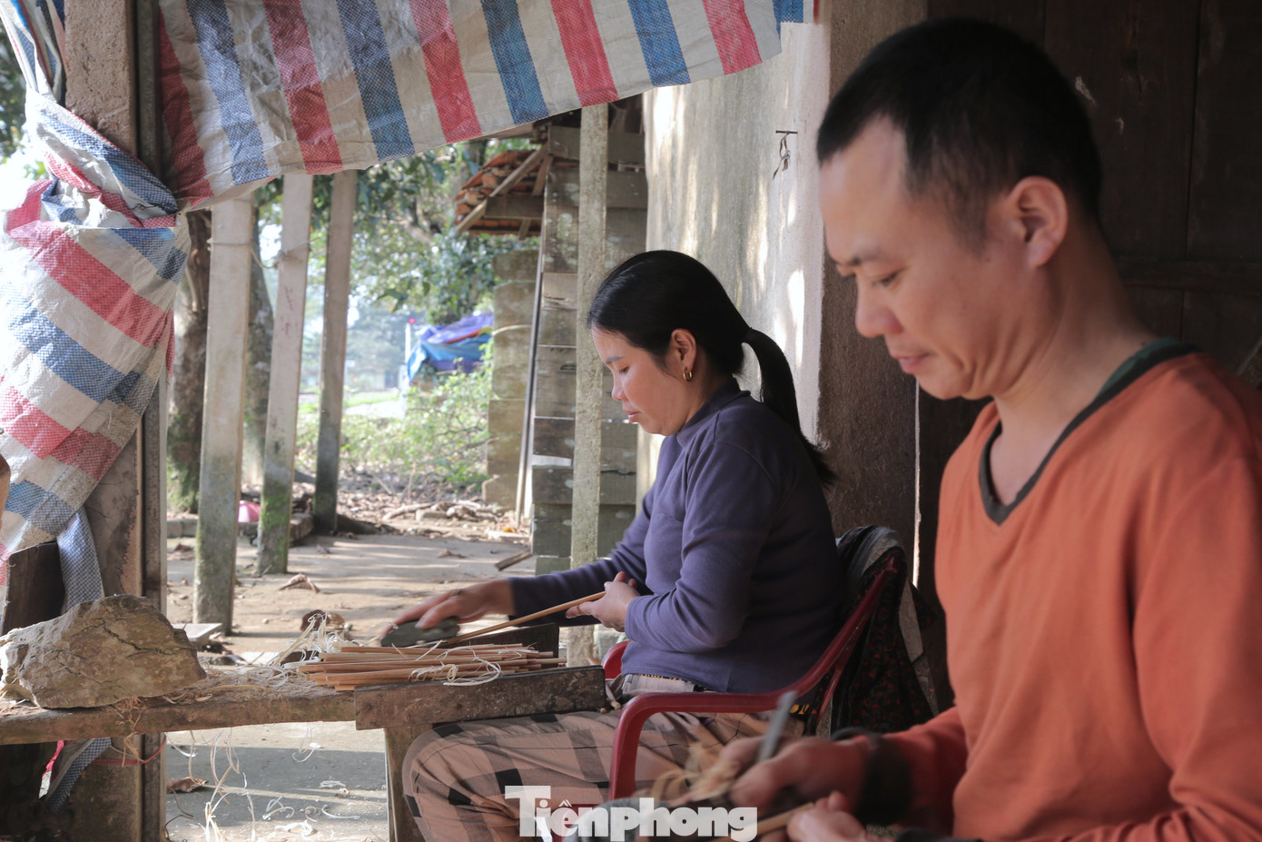 Vợ chồng chị Nguyễn Thị Thu (SN 1980) và anh Đoàn Vương Hải (37 tuổi, trú tại thôn 3, xã Phúc Trạch) những ngày này phải làm việc luôn tay vì khách hàng trong và ngoài tỉnh đặt hàng liên tục. Dù làm ngày cày đêm nhưng mỗi ngày, hai vợ chồng chỉ làm được khoảng 150 đôi đũa, không đủ hàng bán cho khách. Vợ chồng chị Nguyễn Thị Thu (SN 1980) và anh Đoàn Vương Hải (37 tuổi, trú tại thôn 3, xã Phúc Trạch) những ngày này phải làm việc luôn tay vì khách hàng trong và ngoài tỉnh đặt hàng liên tục. Dù làm ngày cày đêm nhưng mỗi ngày, hai vợ chồng chỉ làm được khoảng 150 đôi đũa, không đủ hàng bán cho khách.