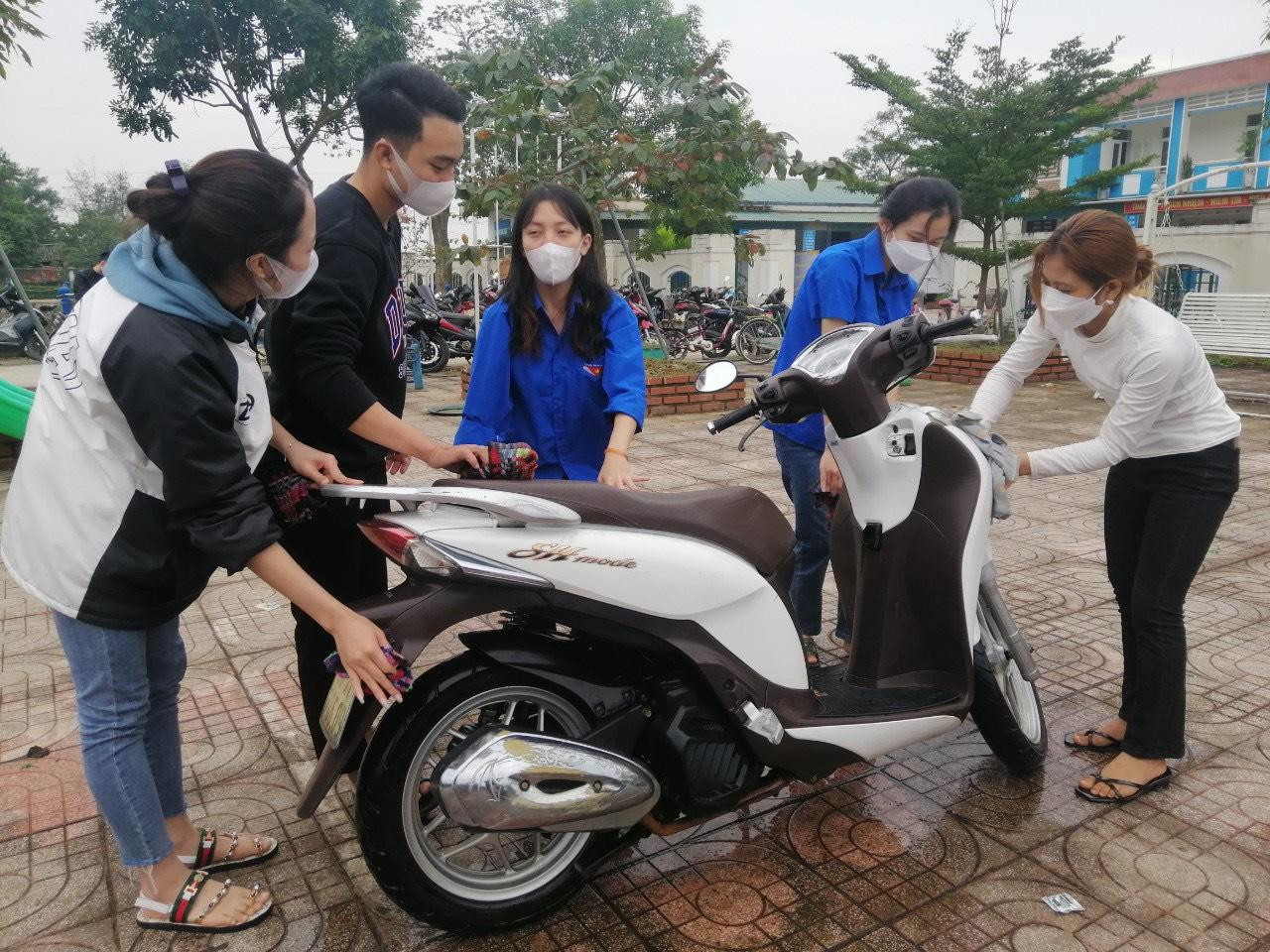 Rửa xe gây quỹ từ thiện