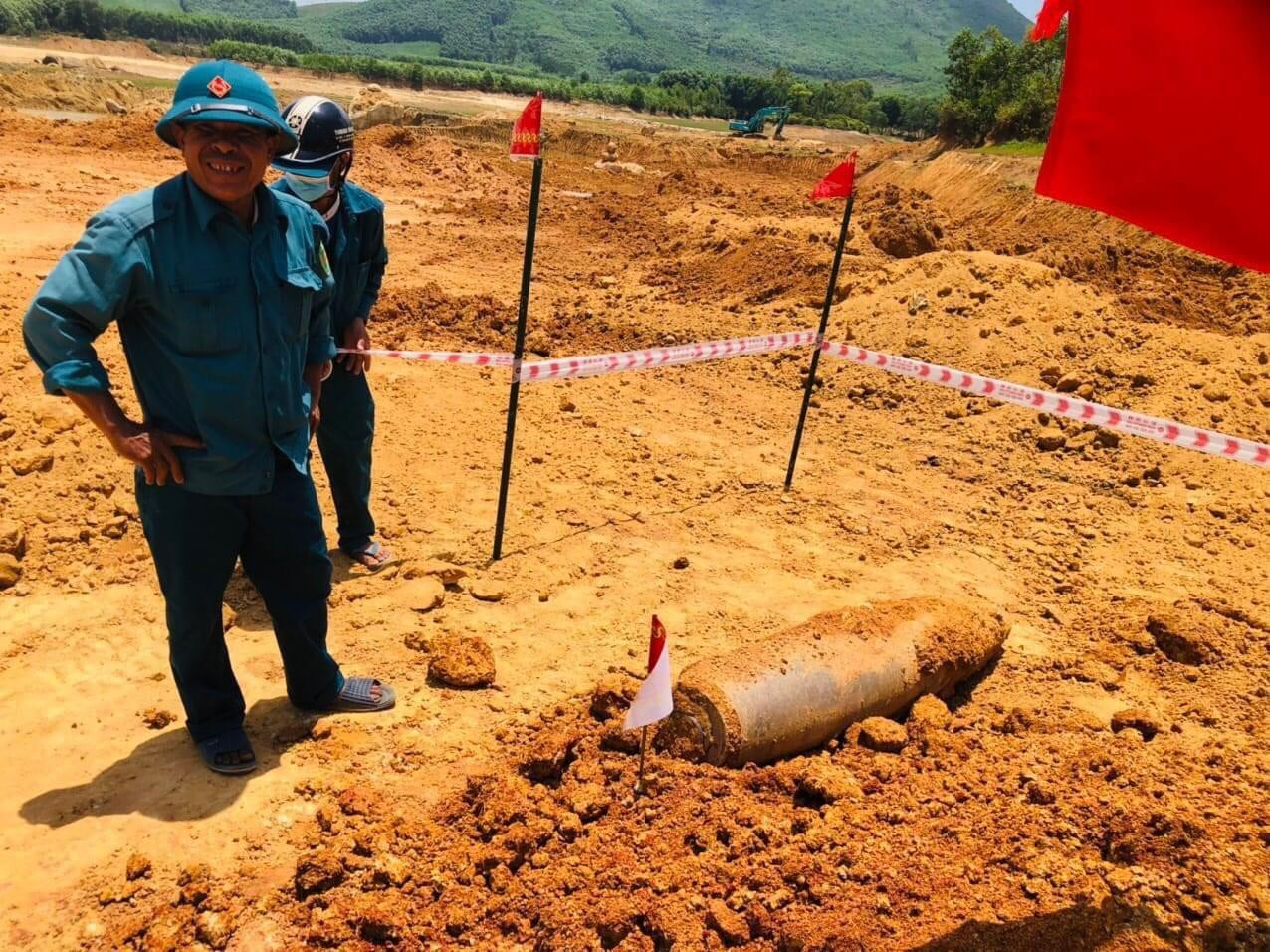 Quả bom được phát hiện khi đang nạo vét đập.