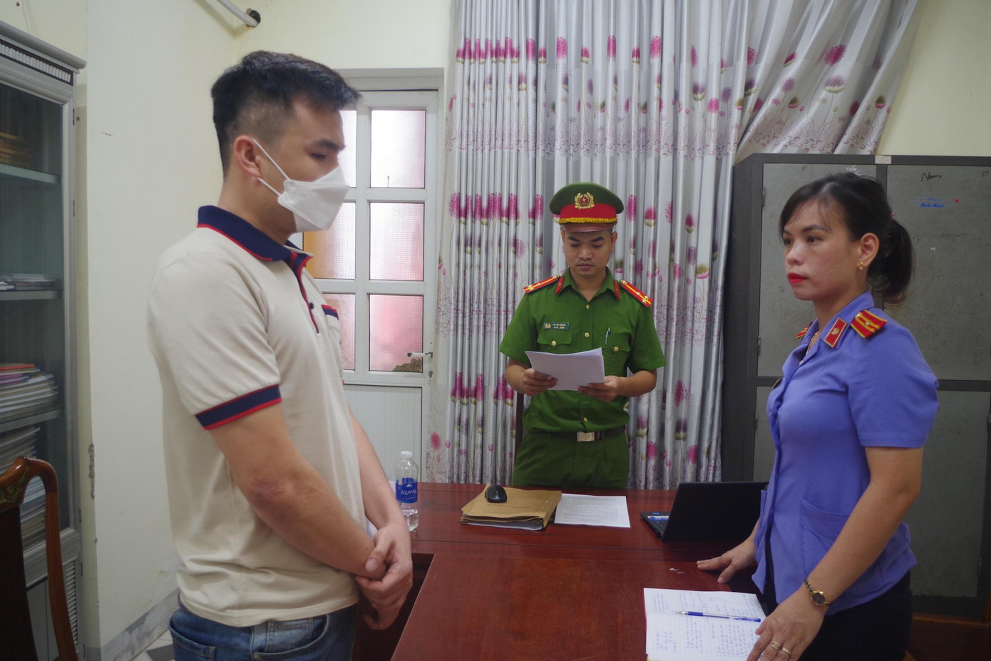 Đối tượng Hoàng bị khởi tố về hành vi đánh người, cố ý gây thương tích.