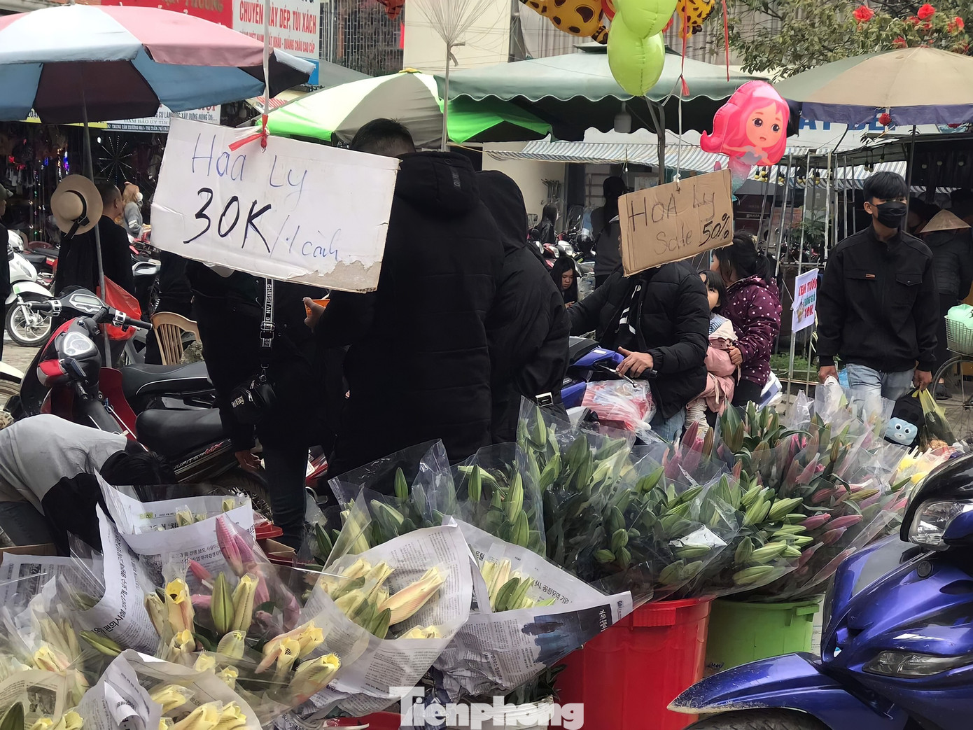 Dọc đường trước cổng trung tâm chợ thị trấn Phố Châu, mới 29 Tết, nhưng để thu hút người mua, hùn lại vốn bỏ ra, nhiều người bán chấp nhận xả lỗ. Họ dán thông báo mỗi cành 30.000 đồng, còn trước đó một ngày bán giá 60-70.000 đồng/cành.