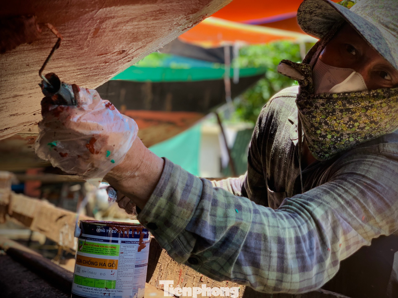 Chủ của những cơ sở đóng tàu và ngư dân cho biết, do hải sản biển ít dần, nghề đi biển không mang lại giá trị lớn nên nhiều người bỏ biển. Vì thế số tàu đóng mới từ đó giảm.