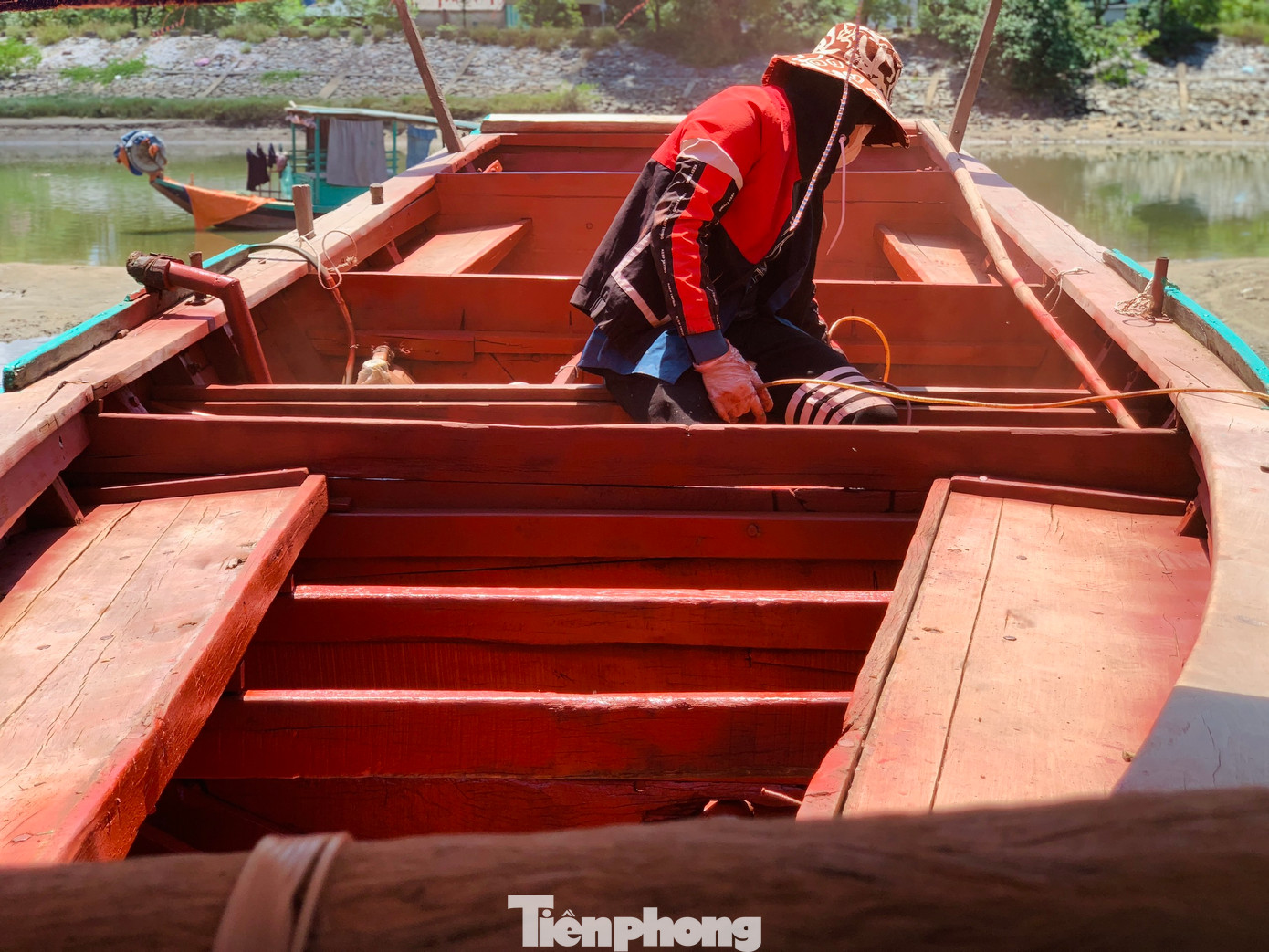 Thời điểm này, cơ sở của ông Võ Văn Tín (56 tuổi, trú thôn Đông Hà 1) là nơi duy nhất có thợ làm việc với đơn hàng sửa tàu. Theo ông Tín, thông thường những lúc có khách đặt hàng làm, mới liên hệ để thuê nhân công. Còn không phải đóng cửa chờ khách.