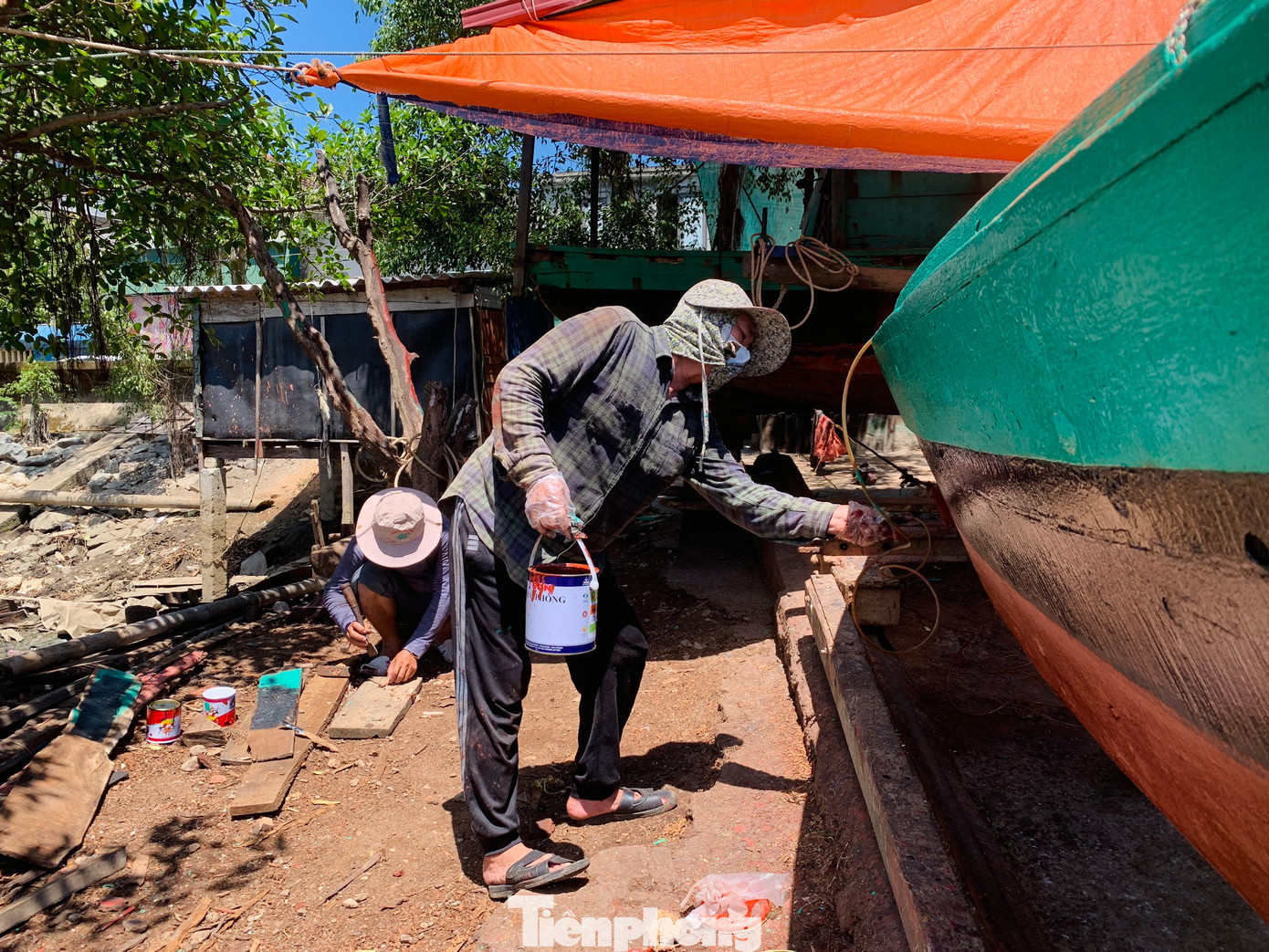 Nghề đóng tàu ở xã Thạch Long đã có từ những năm 60 của thế kỷ trước và phát triển mạnh nhất trong những năm 2010 - 2017. Vào thời kỳ vàng son, địa phương có hàng chục cơ sở và hàng trăm nhân công làm nghề. Nhưng nay làng nghề đã đi vào dĩ vãng.