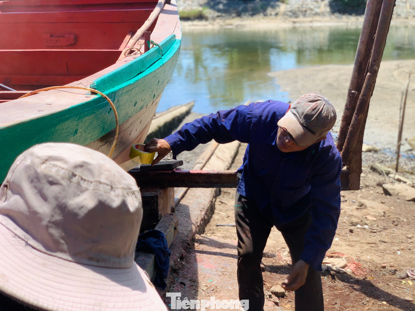 Nghề đóng tàu ở xã Thạch Long đã có từ những năm 60 của thế kỷ trước và phát triển mạnh nhất trong những năm 2010 - 2017. Vào thời kỳ vàng son, địa phương có hàng chục cơ sở và hàng trăm nhân công làm nghề. Nhưng nay làng nghề đã đi vào dĩ vãng.