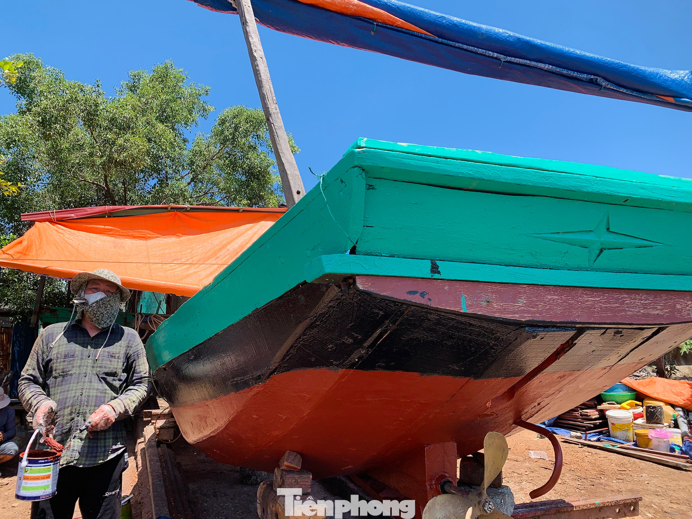 Dọc bờ sông Vách Nam, thôn Đông Hà 1, Đông Hà 2 của xã Thạch Long (huyện Thạch Hà, Hà Tĩnh) nơi được biết đến là làng nghề làm tàu nổi tiếng một thời. Nhưng 5 năm trở lại nay, làng nghề thiếu vắng tiếng đục đẽo, cưa gỗ phát ra từ những chiếc lán nhỏ dựng bên bờ sông.