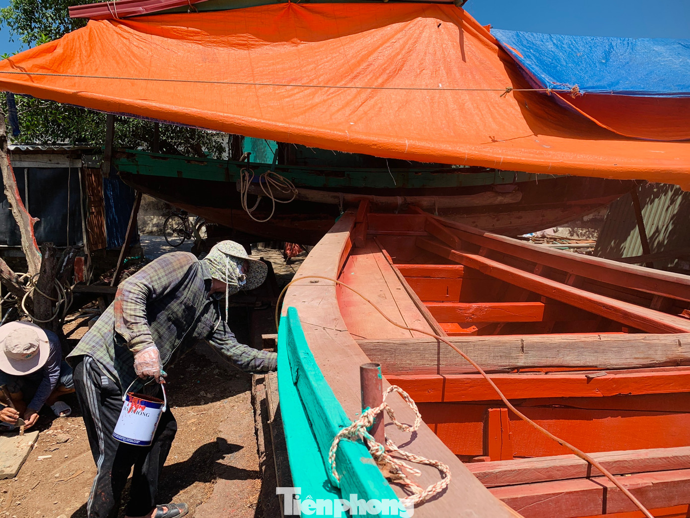 Thời điểm này, cơ sở của ông Võ Văn Tín (56 tuổi, trú thôn Đông Hà 1) là nơi duy nhất có thợ làm việc với đơn hàng sửa tàu. Theo ông Tín, thông thường những lúc có khách đặt hàng làm, mới liên hệ để thuê nhân công. Còn không phải đóng cửa chờ khách.