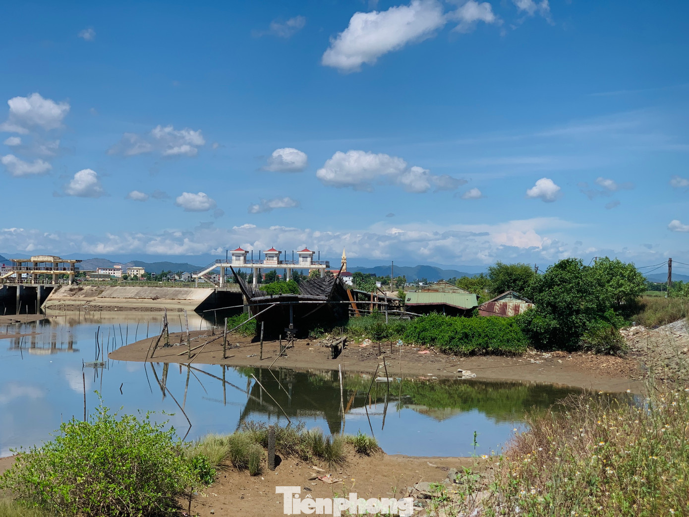 Tại đây, hiện có rất ít cơ sở còn giữ làng nghề truyền thống. Từ ngoài cổng làng dẫn vào, có nhiều cơ sở đóng tàu đã đóng cửa, máy móc phủ bạt. Thậm chí có những con tàu chưa hoàn thiện đã bỏ không, nay hư hỏng, nằm tại bờ.