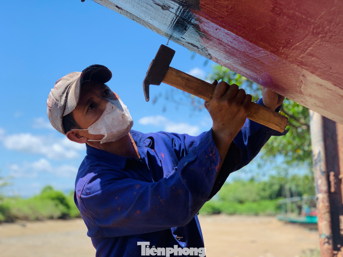 "Trước đây mỗi tháng nhận 1 tàu mới để làm, nhưng nay cả năm chỉ có 1-2 đơn tàu đóng mới. Hiện tại chỉ có sửa chữa, sơn mới lại tàu thuyền, cả làng giờ bỏ nghề hết. Thanh niên hầu như đi xuất khẩu lao động, ở làng chỉ còn người già bám nghề", ông Tín nói.