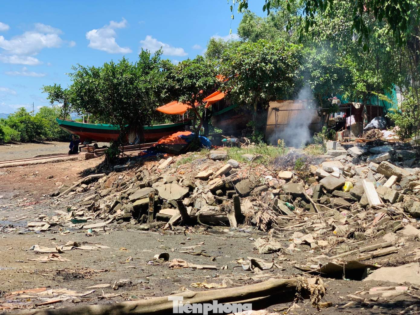 Làng nghề từng nhộn nhịp, nhưng nay vắng lặng, đìu hiu. Nhiều cơ sở đã đóng cửa, máy móc phủ bạt.