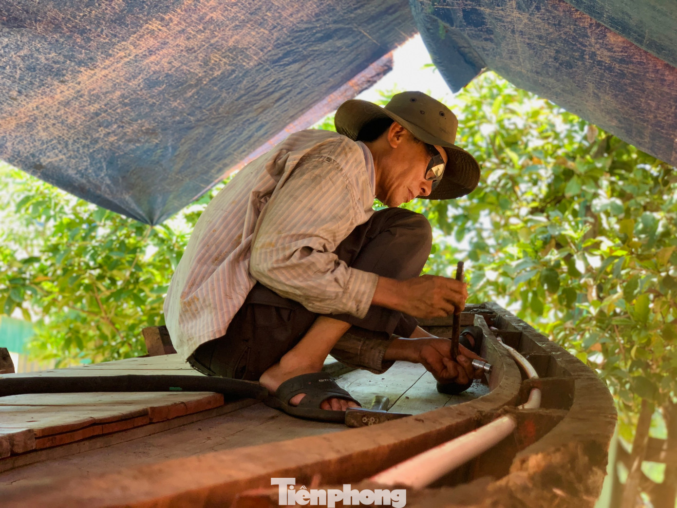 Người dân làm nghề ở đây chủ yếu sơn, sửa lại tàu, thuyền. Hiện không có tàu đóng mới.