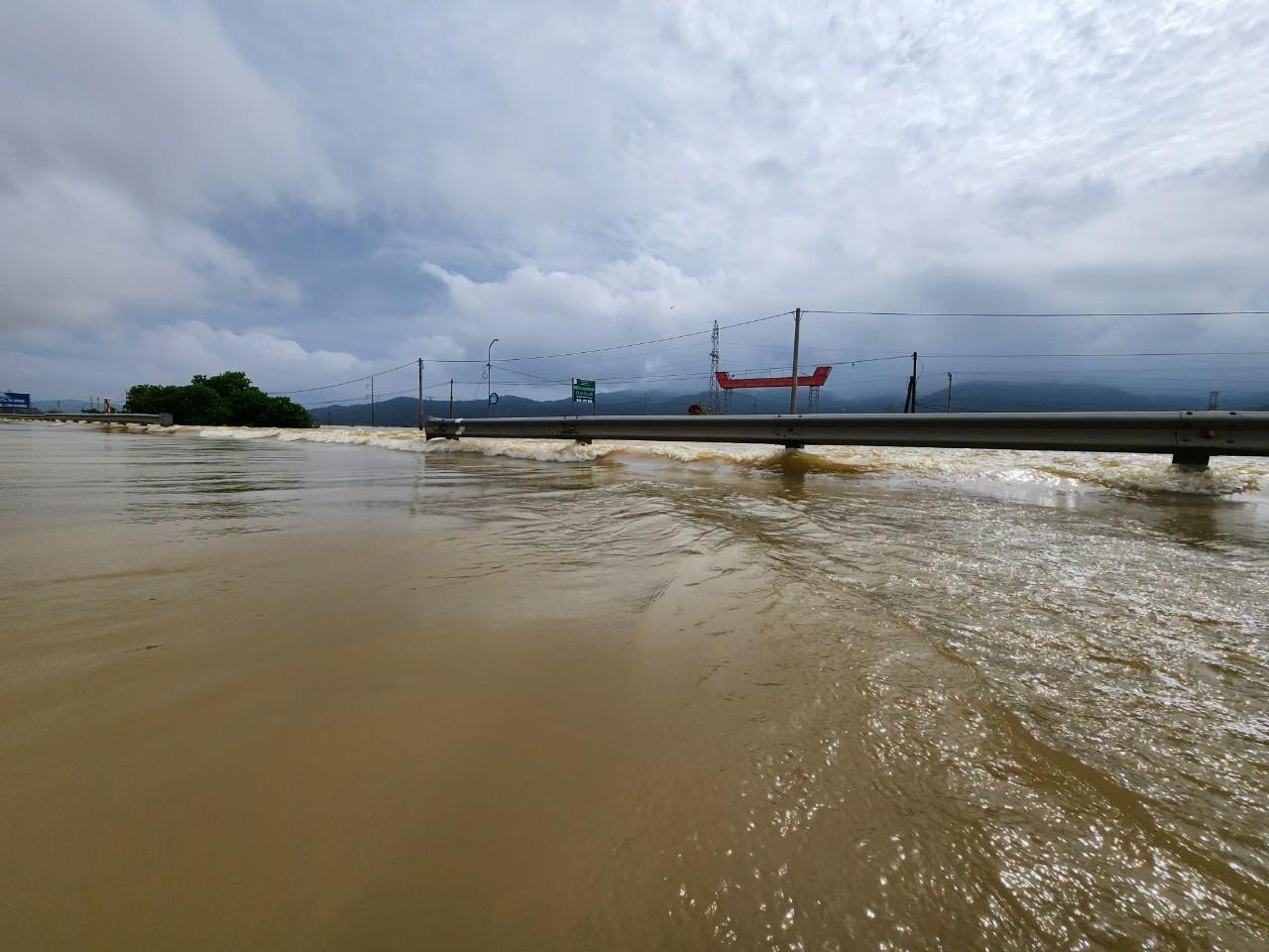 Tuyến quốc lộ 1A đoạn qua xã Xuân Lam, huyện Nghi Xuân (Hà Tĩnh) bị ngập sâu.... Tuyến quốc lộ 1A đoạn qua xã Xuân Lam, huyện Nghi Xuân (Hà Tĩnh) bị ngập sâu....