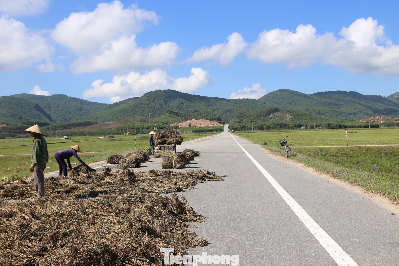 "Mấy năm nay chưa xong, chưa thể nối lưu thông với đường Hàm Nghi TP Hà Tĩnh nên bỏ không giữa cánh đồng. Sắp tới đoạn đường này sẽ được xây dựng tiếp. Phía ngành chức năng đang triển khai phương án để giải phóng mặt bằng”, ông Hà cho biết.