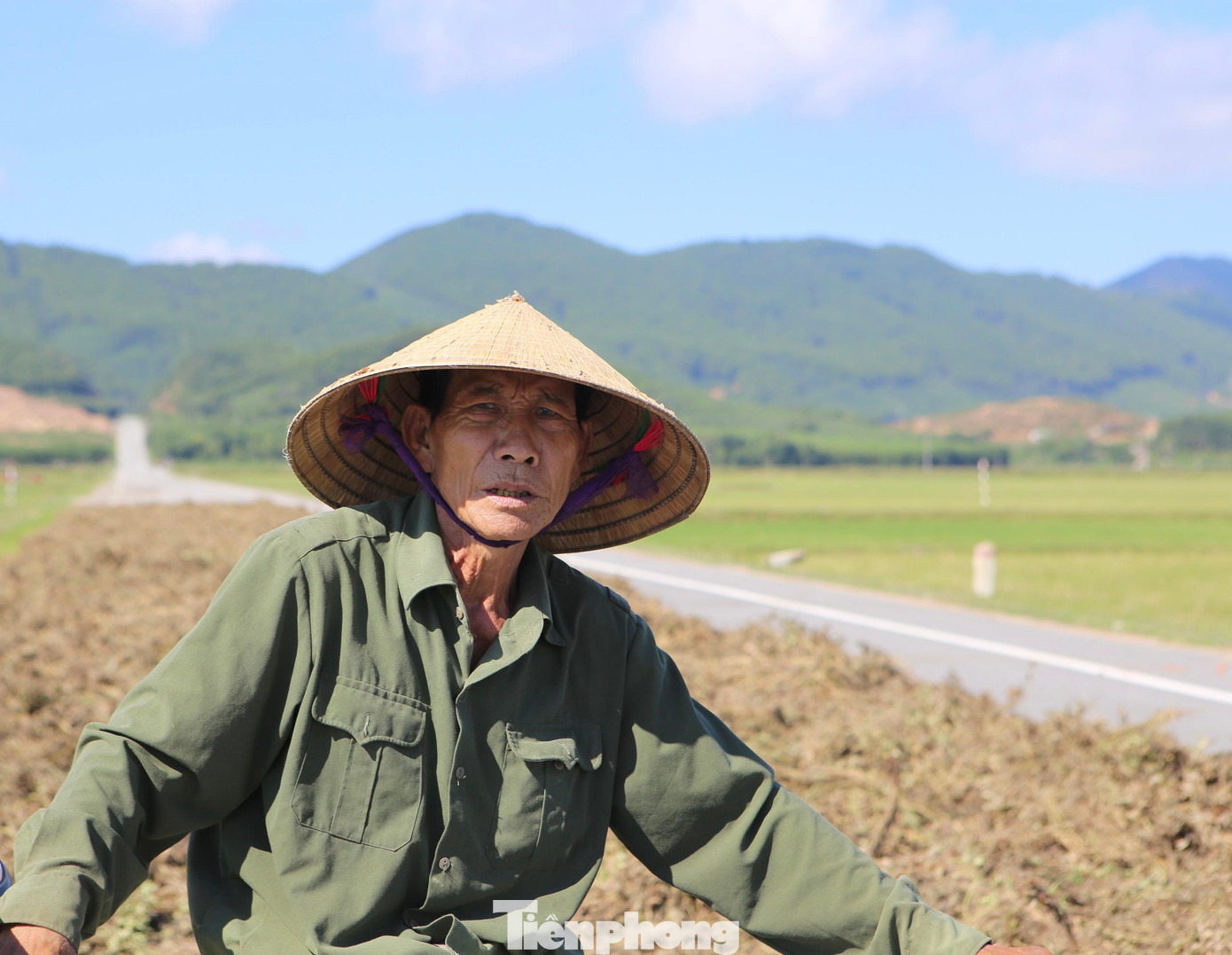 “Dân nơi đây cũng mong tuyến đường sớm triển khai xây dựng để rút ngắn quãng đường đến thành phố Hà Tĩnh chứ làm được nửa bỏ đó cũng rất lãng phí. Mấy năm nay đường chỉ để phơi lúa dịp vụ mùa, nay cũng nhếch nhác, trâu bò thả rông phóng uế bừa bãi", ông Mại chia sẻ.