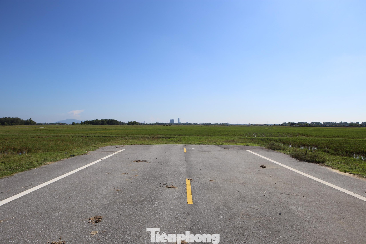 Còn hơn 3km nối từ điểm đầu TP Hà Tĩnh vẫn chưa được triển khai, vì thế đoạn đường này bị cụt, bỏ không giữa cánh đồng từ đó đến nay.