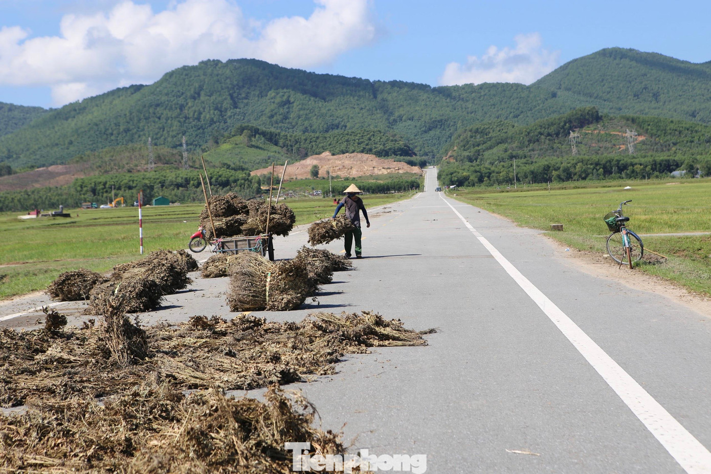 Tuyến đường rộng, đẹp nhưng chỉ là nơi để người dân phơi lúa, phơi cây lạc, chưa mang lại hiệu quả đặt ra. Nguyên nhân tuyến đường dừng nửa chừng là do không đủ kinh phí để triển khai tiếp. Ông Nguyễn Huy Hà - Chủ tịch UBND xã Thạch Xuân (huyện Thạch Hà) cho biết, tuyến đường này được đầu tư với nguồn vốn 52 tỷ đồng, nhưng do thiếu kinh phí nên dừng lại nửa chừng. "Mấy năm nay chưa xong, chưa thể nối lưu thông với đường Hàm Nghi TP Hà Tĩnh nên bỏ không giữa cánh đồng. Sắp tới đoạn đường này sẽ được xây dựng tiếp. Phía ngành chức năng đang triển khai phương án để giải phóng mặt bằng”, ông Hà cho biết.