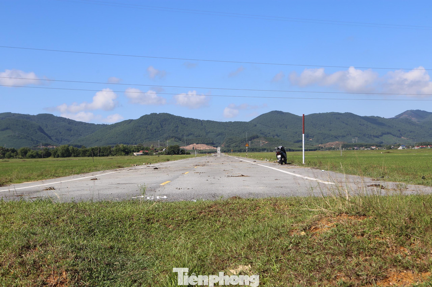 Ông Nguyễn Huy Hà - Chủ tịch UBND xã Thạch Xuân (huyện Thạch Hà) cho biết, tuyến đường này được đầu tư với nguồn vốn 52 tỷ đồng, nhưng do thiếu kinh phí nên dừng lại nửa chừng.