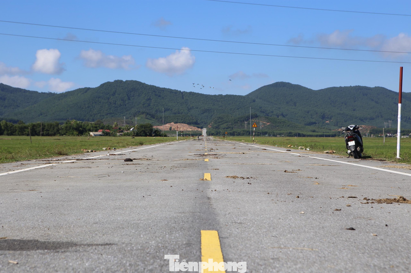 Ông Biện Văn Mại (trú xã Thạch Xuân) cho biết, đoạn đường xây dựng đến nay đã hơn 5 năm, nhưng ít người qua lại, chỉ để dân phơi rơm rạ, chăn thả trâu bò.