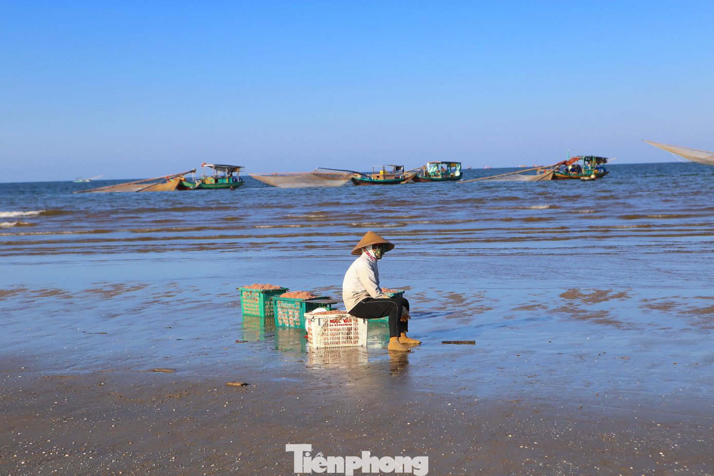 Để có thể bắt được ruốc, người dân phải dùng các dụng cụ đặc thù được làm bằng hai thanh gỗ dài, buộc lưới nhỏ tạo thành hình tam giác. Khi gặp luồng ruốc, người dân sẽ hạ vợt xuống để xúc, đưa lên khoang thuyền.
