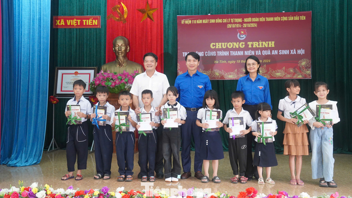 Cũng trong khuôn khổ chương trình, tại xã Việt Tiến, các tỉnh, Thành Đoàn, các đơn vị trực thuộc đã trao tặng hơn 300 suất học bổng cho học sinh gặp hoàn cảnh khó khăn, trị giá hơn 300 triệu đồng. Ngoài ra tại chương trình, T.Ư Đoàn cũng trao tặng 45 suất quà cho học sinh gặp hoàn cảnh khó khăn vươn lên học giỏi trên địa bàn huyện Thạch Hà.