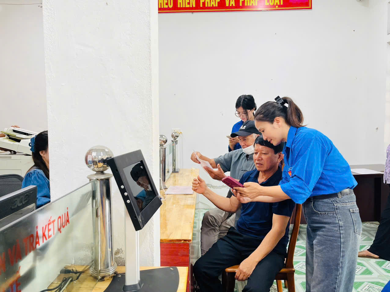 Sáng ngày 4/7, Đoàn Việt Xuyên hỗ trợ người dân giải quyết thủ tục hành chính tại Trung tâm phục vụ hành chính công xã.