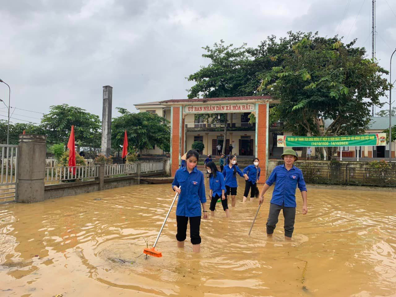 Xã Hòa Hải, huyện Hương Khê bị nước ngập sâu. Sau khi lũ rút, đoàn thanh niên xã đã huy động lực lượng đến cùng hỗ trợ dọn dẹp tại trụ sở xã.