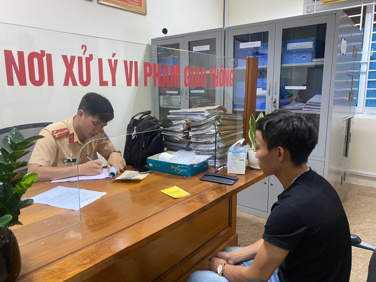 Tài xế Quốc làm việc tại cơ quan công an.