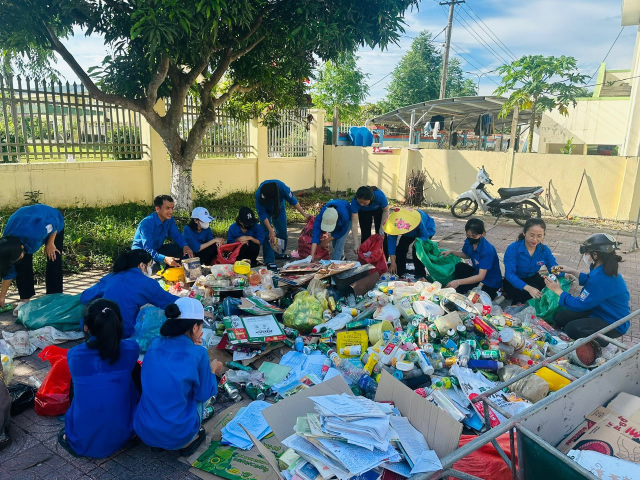 Những đoàn viên thanh niên huyện Thạch Hà thu gom lượng rác thải nhựa sau khi thực hiện xong chương trình. Mục đích nhằm bảo vệ môi trường và gây quỹ cho học sinh khó khăn.