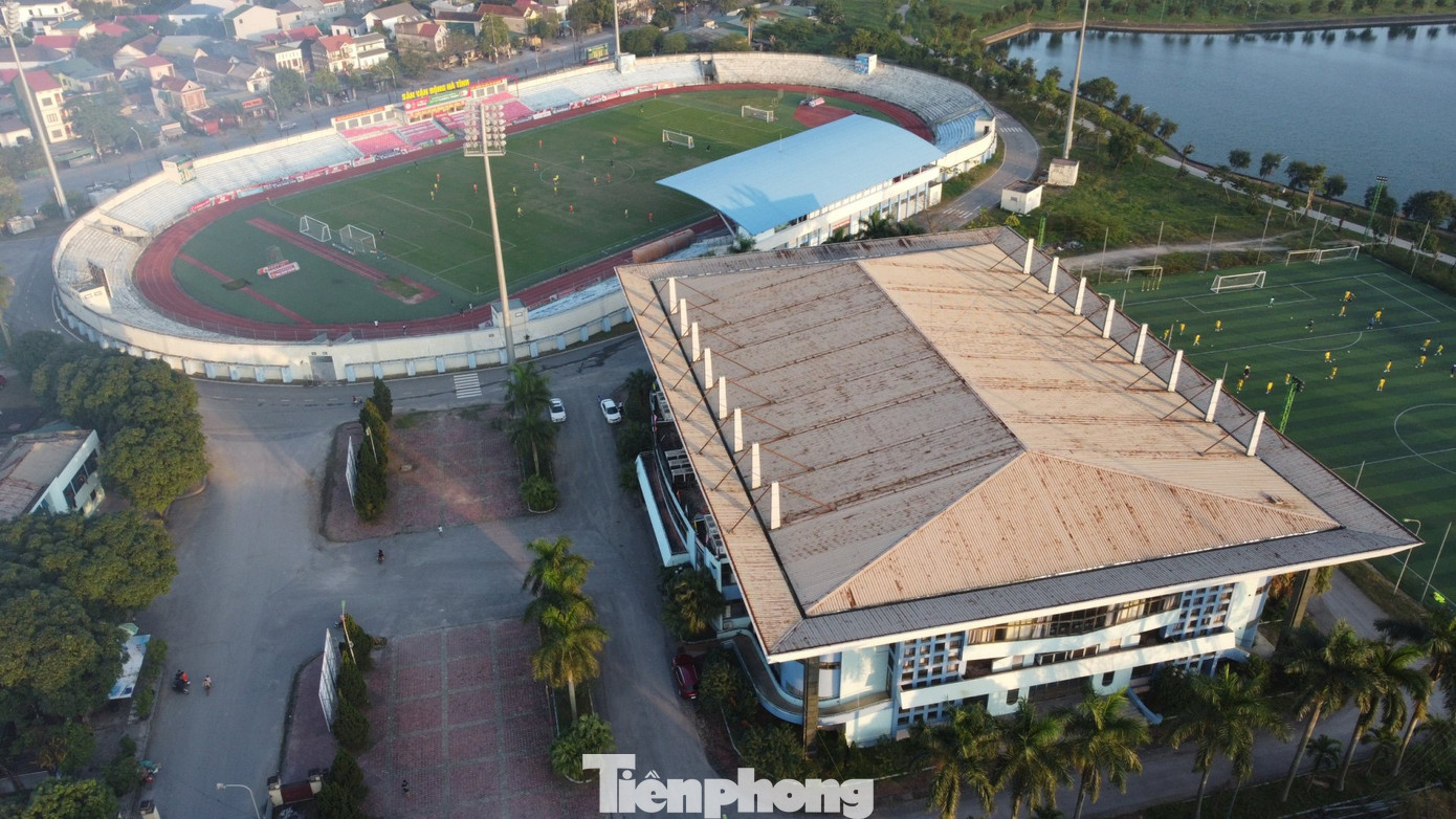 Trung tâm Huấn luyện và Thi đấu thể dục - thể thao tỉnh Hà Tĩnh có diện tích 6,3ha, trong đó có nhiều công trình được xây dựng trên 20 đến 30 năm. Trung tâm nằm trên trục đường 26/3, phường Nam Hà, thành phố Hà Tĩnh.