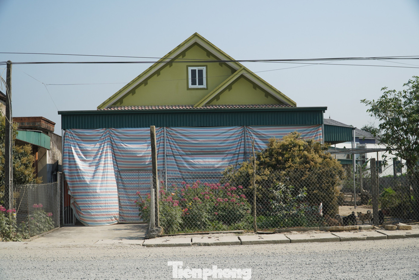 Người dân sống hai bên đường phải dùng những tấm bạt để che phía ngoài tránh bụi bay vào nhà. Người dân sống hai bên đường phải dùng những tấm bạt để che phía ngoài tránh bụi bay vào nhà.