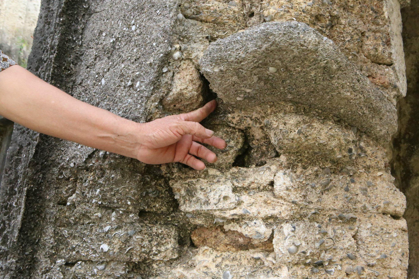 Dùng tay không cũng có thể gỡ được những lớp đá vỡ vụn tại cổng đền.