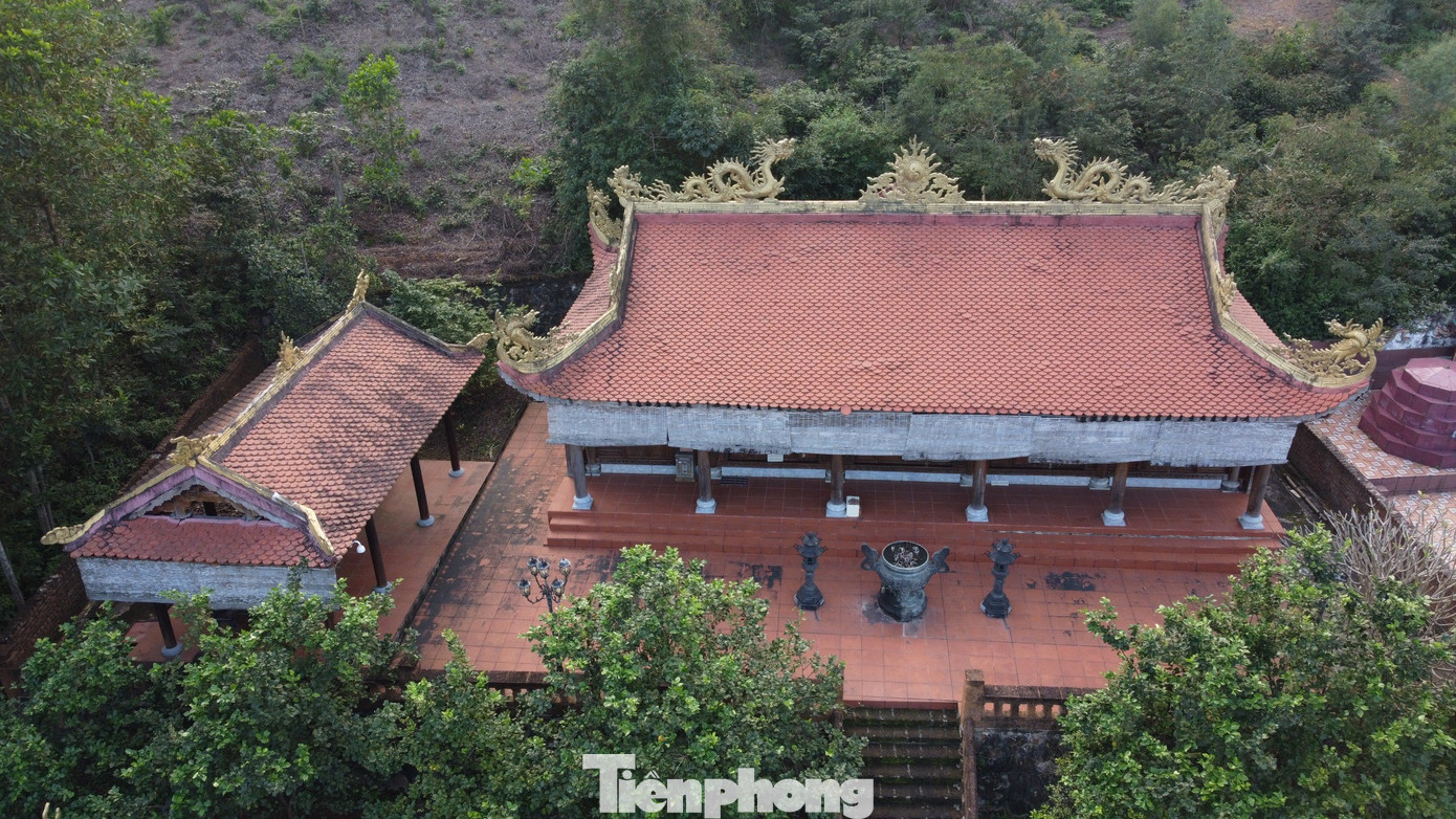 Đền nhìn từ trên cao được xây dựng bằng đá ong với lối kiến trúc độc đáo.