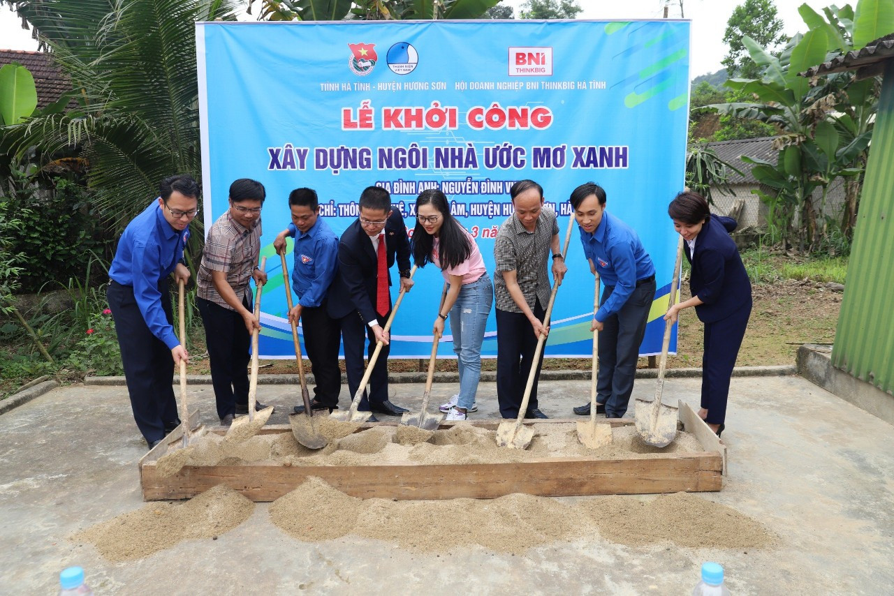 Huyện Đoàn Hương Sơn phối hợp với các đơn vị khởi công xây dựng ngôi nhà "Uớc mơ xanh" cho anh Nguyễn Đình Vui (trú thôn Lâm Khê, xã Sơn Lâm). Huyện Đoàn Hương Sơn phối hợp với các đơn vị khởi công xây dựng ngôi nhà "Uớc mơ xanh" cho anh Nguyễn Đình Vui (trú thôn Lâm Khê, xã Sơn Lâm).