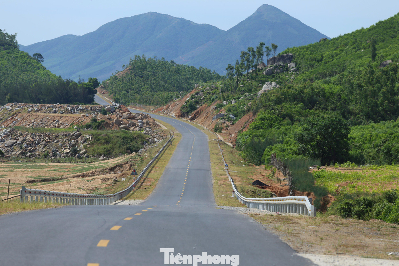 Tại đoạn xã Kỳ Ninh (thị xã Kỳ Anh) được thực hiện vạt núi để làm đường. Công trình tại khu vực tuyến này đã hoàn thành, tạo thành đường cong mềm mại. Tại đoạn xã Kỳ Ninh (thị xã Kỳ Anh) được thực hiện vạt núi để làm đường. Công trình tại khu vực tuyến này đã hoàn thành, tạo thành đường cong mềm mại.