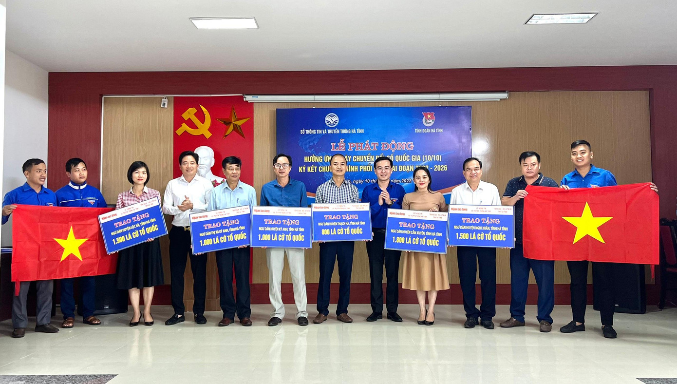 Ban tổ chức tặng hơn 10.000 cờ Tổ quốc cho ngư dân 6 huyện miền biển. Ban tổ chức tặng hơn 10.000 cờ Tổ quốc cho ngư dân 6 huyện miền biển.