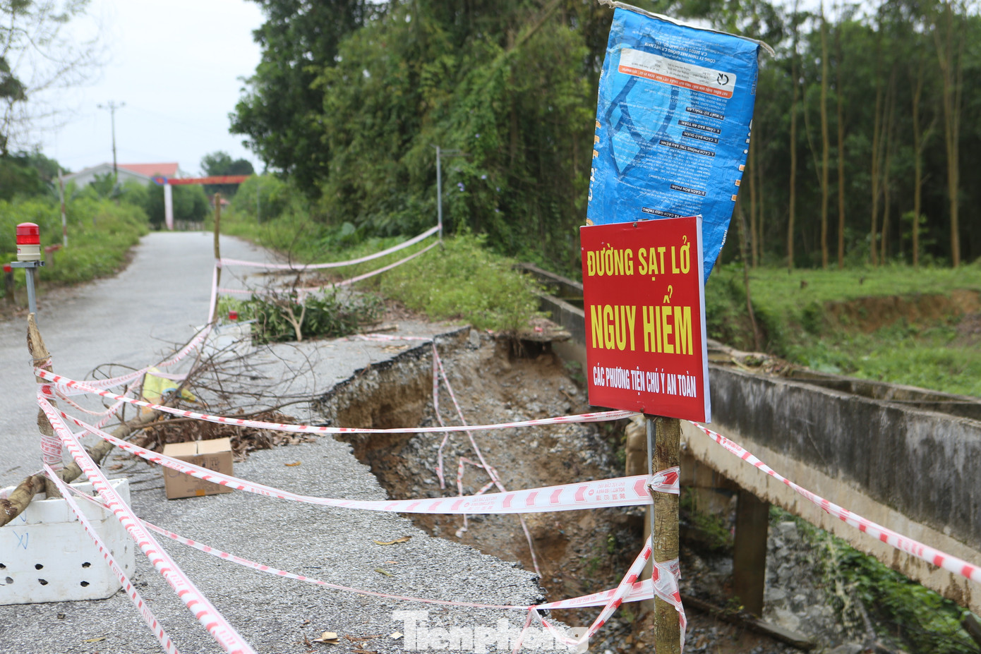 Hiện chính quyền địa phương đã huy động nhân lực tới hiện trường lập rào chắn, dựng biển cảnh báo, dùng cây che chắn và giăng dây xung quanh khu vực sạt lở. Đồng thời, căng đèn sáng vào buổi tối và cấm phương tiện qua lại.
