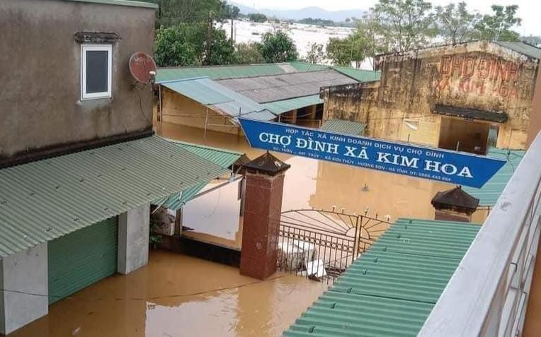 Chợ Kim Hoa cũng ngập sâu, toàn bộ khu chợ bị nước lũ bao vây.