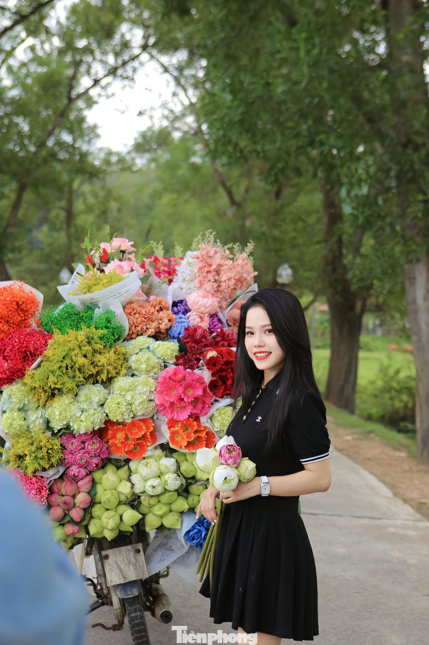 Hình ảnh Hà Nội lãng mạn bên những xe hoa đã trở thành một trào lưu vào mùa thu năm nay. Trong ảnh bạn trẻ thả dáng bên chuyến xe chở đầy hoa.
