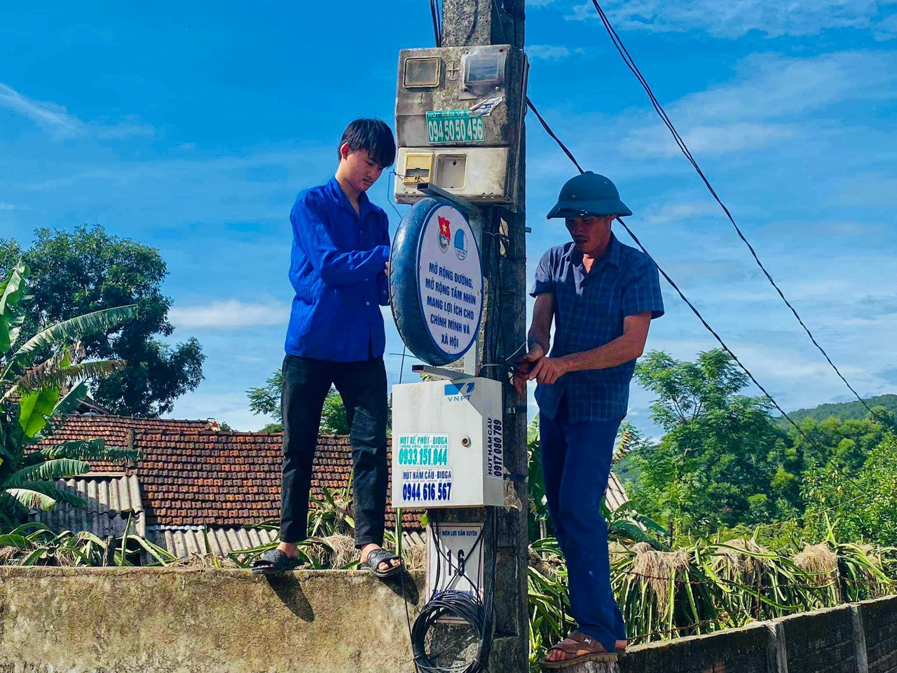 Tuổi trẻ Cẩm Xuyên hưởng ứng “Ngày chủ nhật xanh” bằng nhiều hoạt động như ra quân lao động, vệ sinh tại nghĩa trang liệt sĩ, các công trình công cộng, giúp các gia đình khó khăn chỉnh trang vườn hộ, trồng cây xanh...