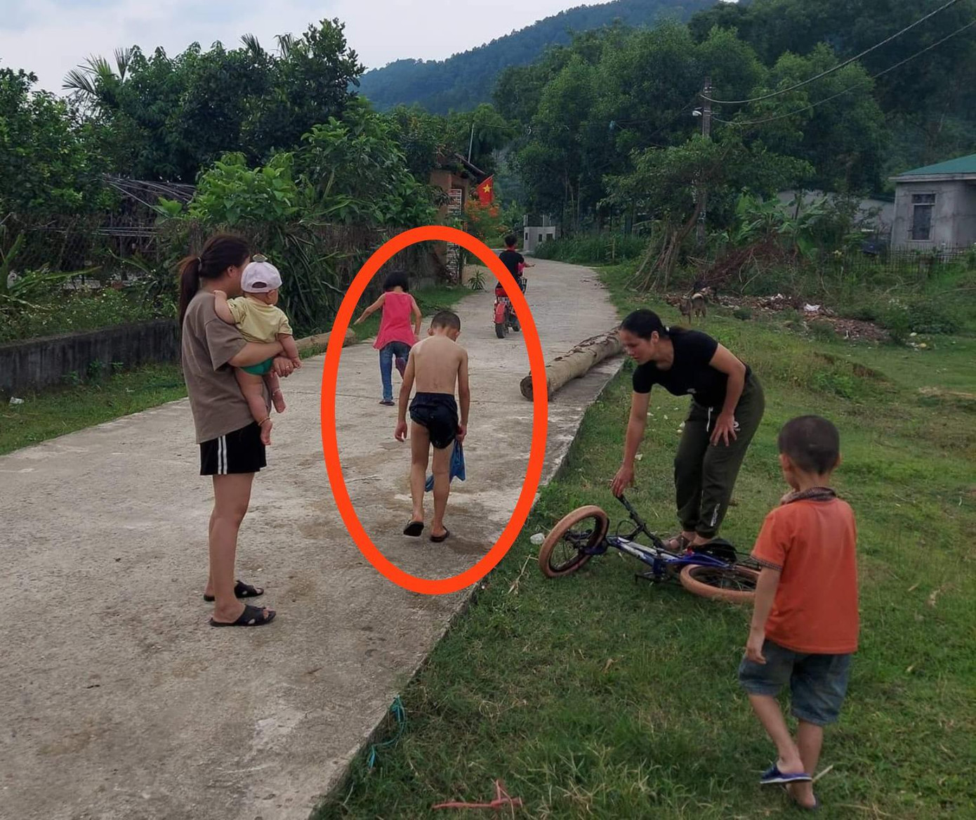 Cháu bé được anh Thái cứu sống khi rơi xuống ao nước, người đã tím tái.