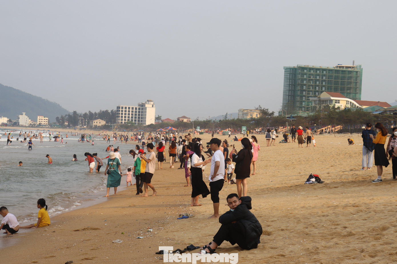 Sau hai năm bị ảnh hưởng bởi dịch COVID-19, lượng khách đến với biển Hà Tĩnh đang tăng dần. Trong 3 ngày nghỉ lễ, du khách đến biển Hà Tĩnh rất đông.